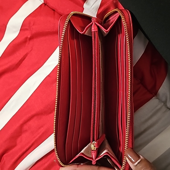 Barely used Michael Kors wallet! - Picture 3 of 4